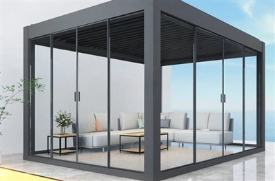 Alumiini pergola lasisivuilla
